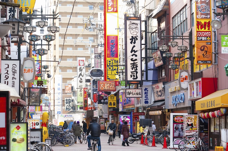 遠目から見たビル群の風景