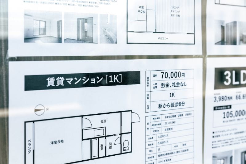 不動産屋の窓に貼られた物件情報